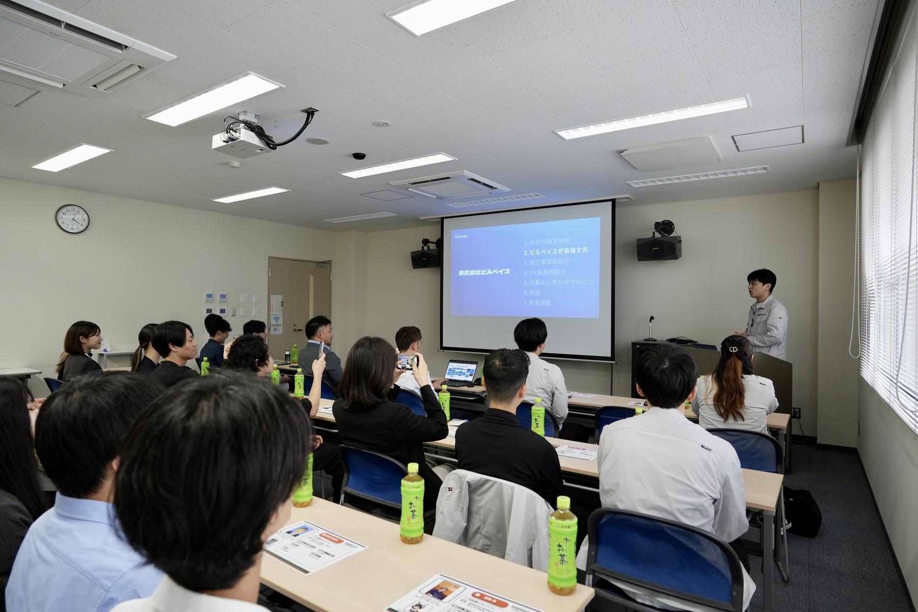 株式会社Builbaseの経営総会で今後の方針を共有する様子